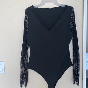 Unicolor bodysuit with contrast eyelash lace
